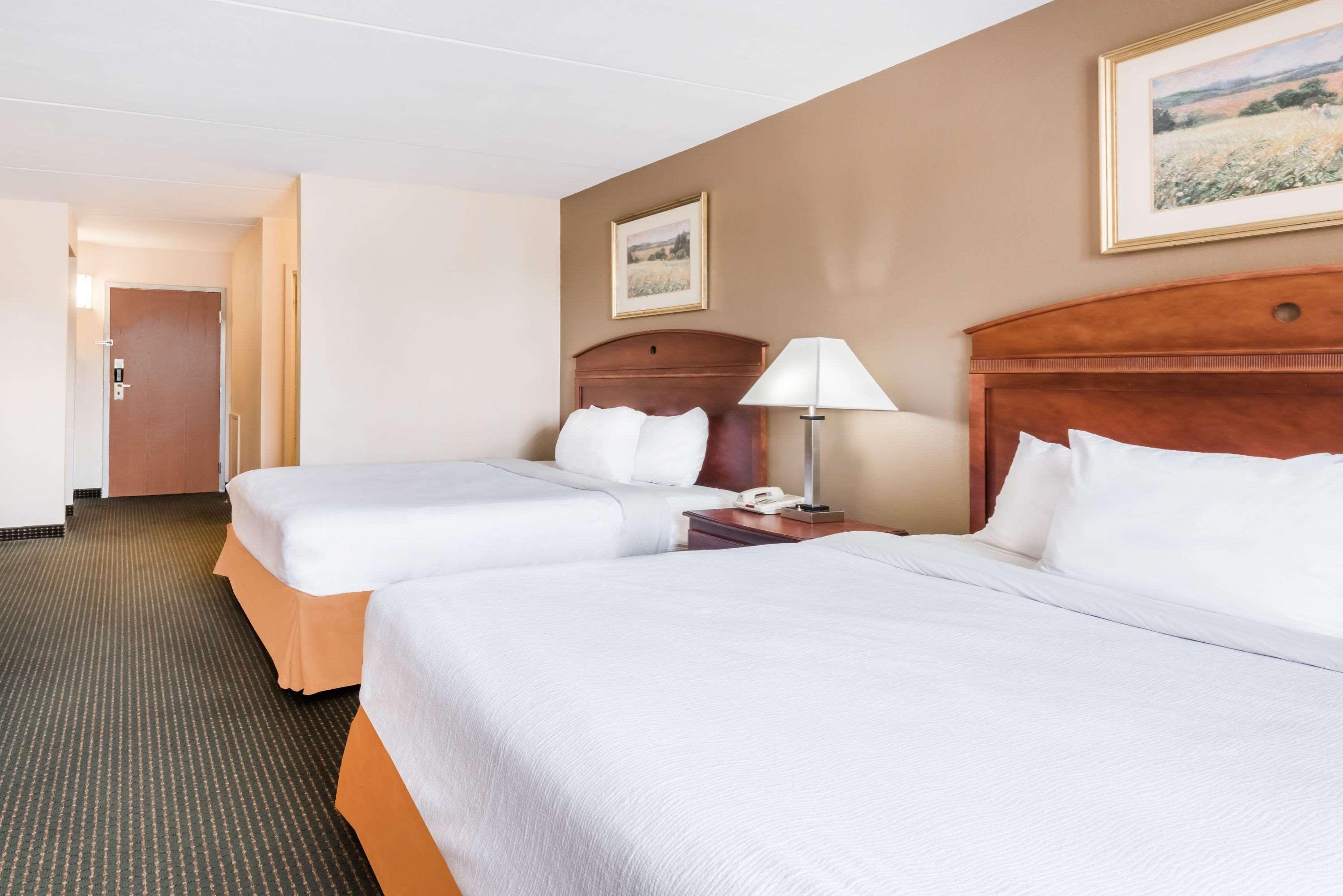 Ramada By Wyndham Harrisburg/Hershey Area Buitenkant foto