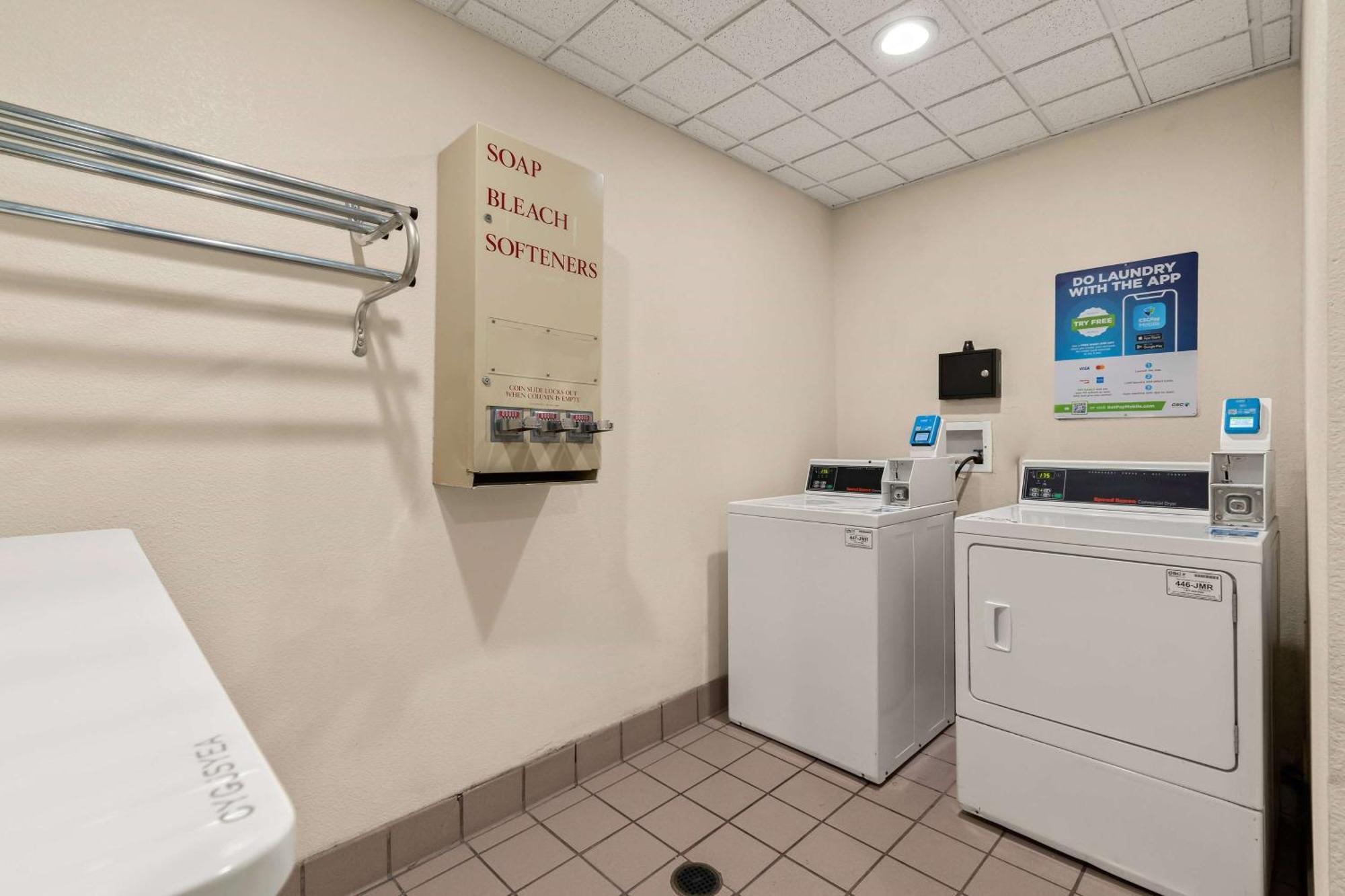 Ramada By Wyndham Harrisburg/Hershey Area Buitenkant foto