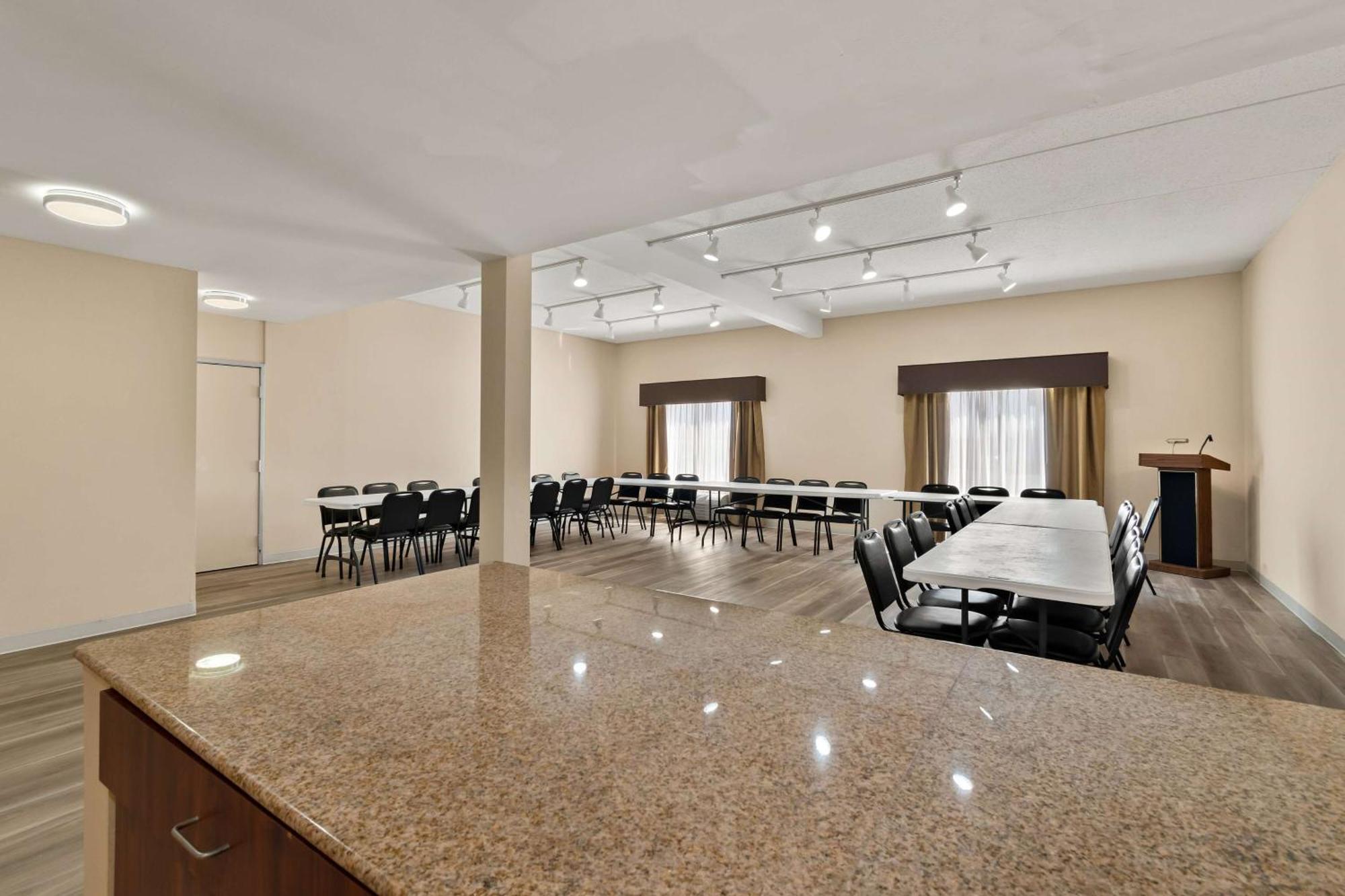 Ramada By Wyndham Harrisburg/Hershey Area Buitenkant foto