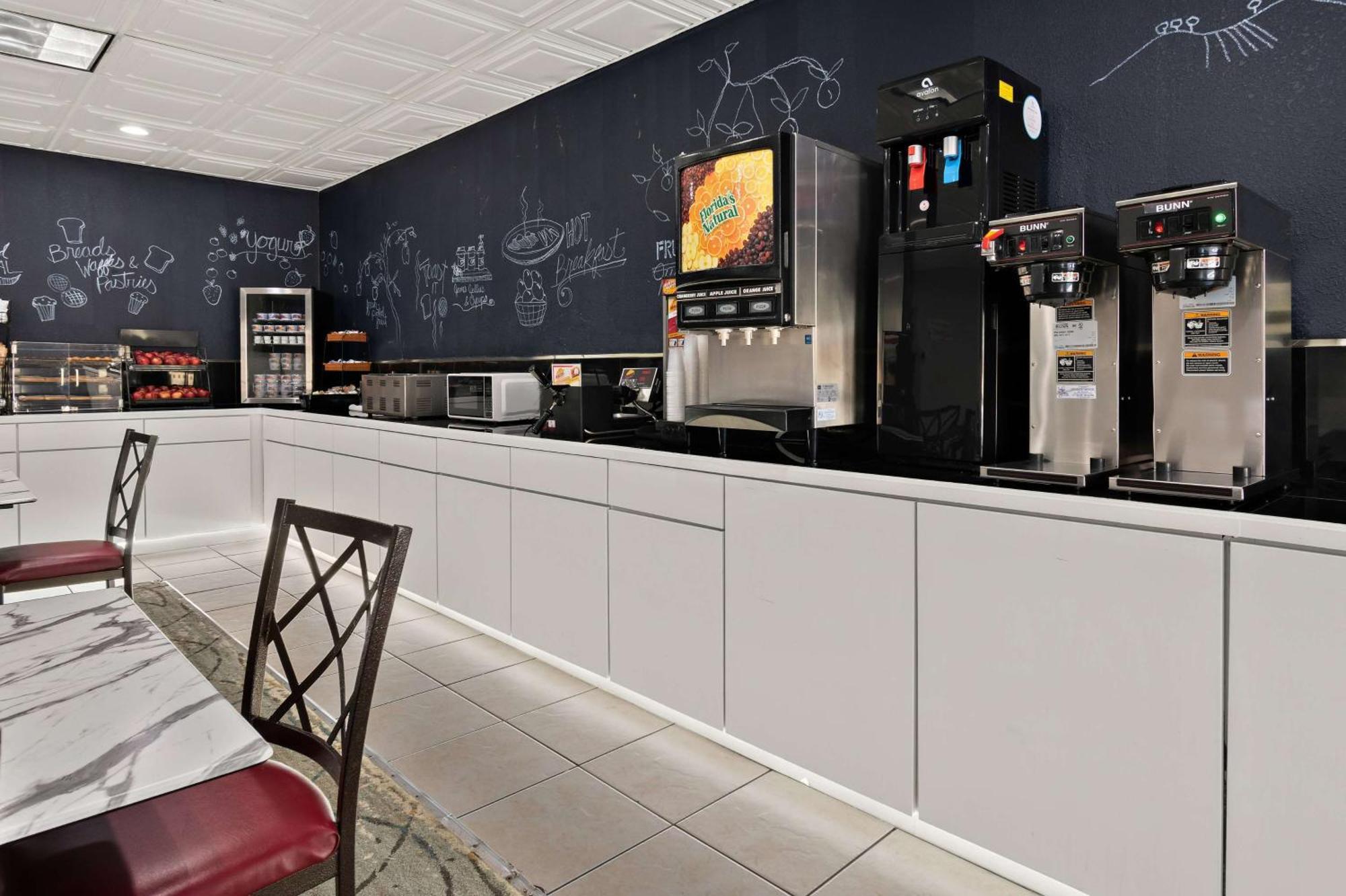 Ramada By Wyndham Harrisburg/Hershey Area Buitenkant foto