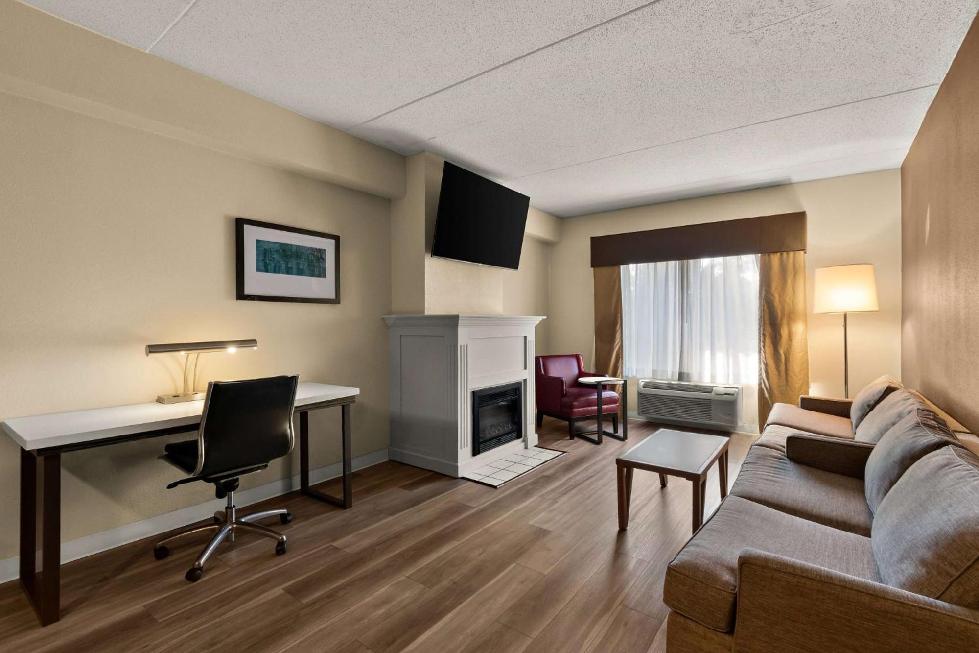 Ramada By Wyndham Harrisburg/Hershey Area Buitenkant foto