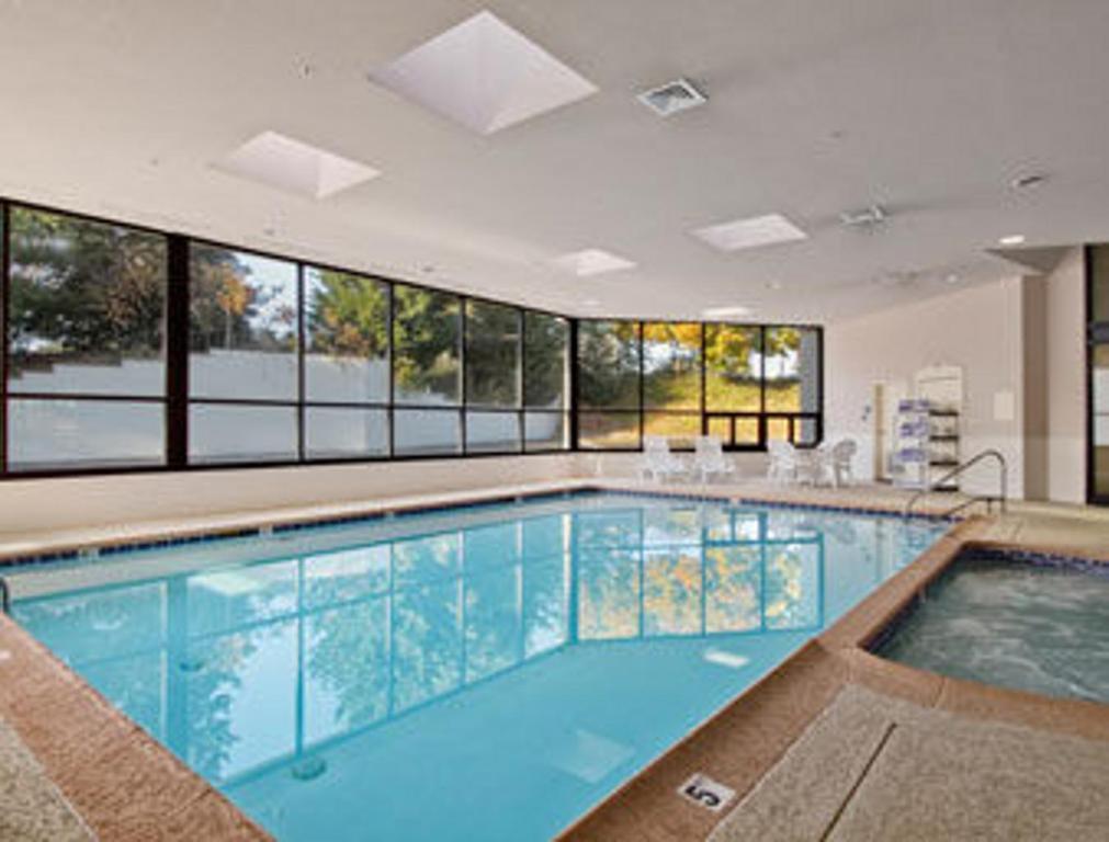 Ramada By Wyndham Harrisburg/Hershey Area Buitenkant foto